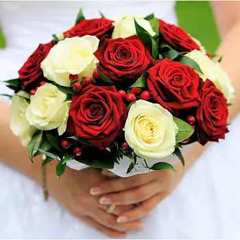 Букет невесты из красных и белых роз