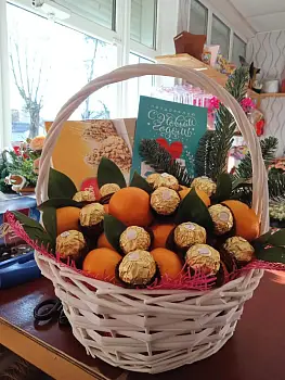 Корзина с мандаринами и конфетами Новогодняя